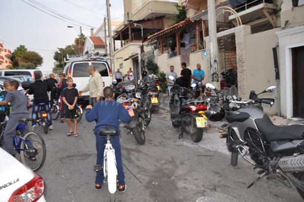 بالفيديو والصور: اعتقال أب وابنائه الثلاثة في مداهمة للشرطة لاحد البيوت العربية في العجمي